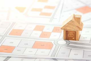 Foto: Katasterplan mit Spielstein Holzhaus